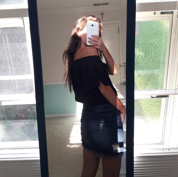 Off the Shoulder Black Shirt - Picture 3 of 3